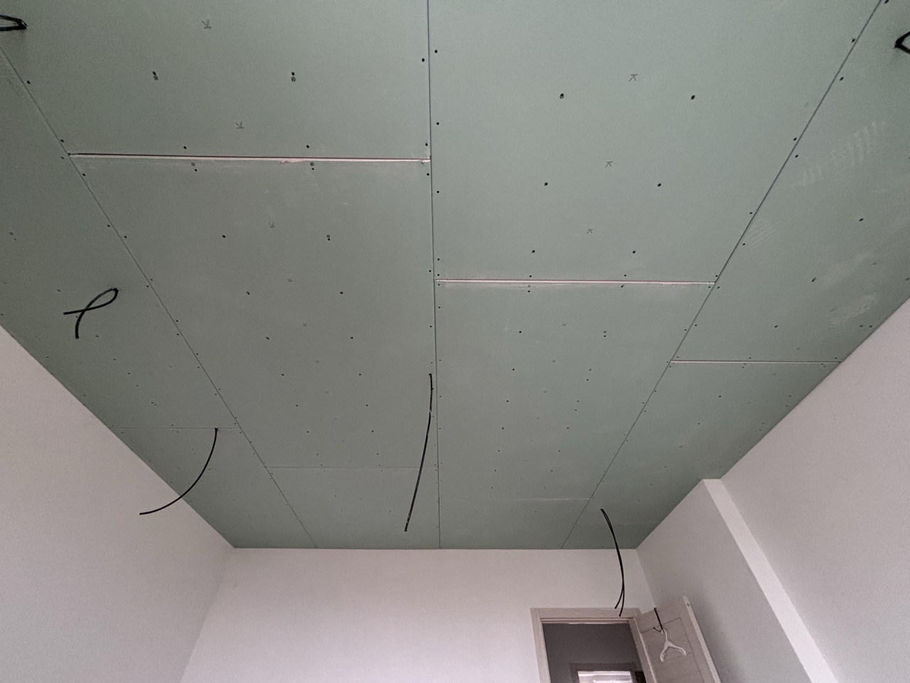 Готовый потолок с треками